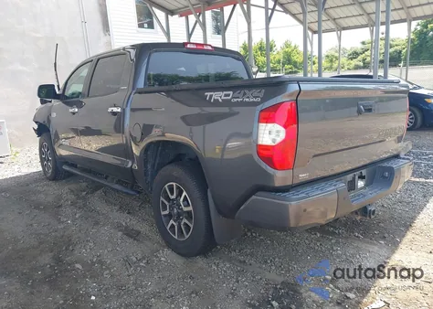 2018 Toyota Tundra Limited 5.7L V8 z USA, uszkodzony, nr VIN 5TFHY5F1XJX750961